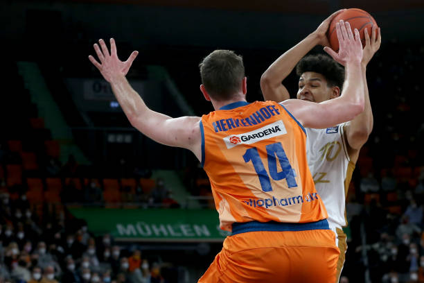 面对多重挑 面对多重挑