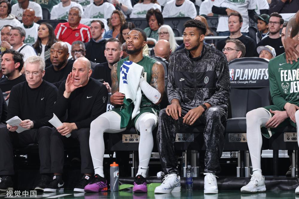 足球比赛中 足球比赛中